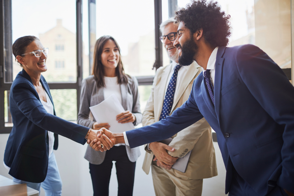 two people shakes their hand over successful switching to CPiO Cloud